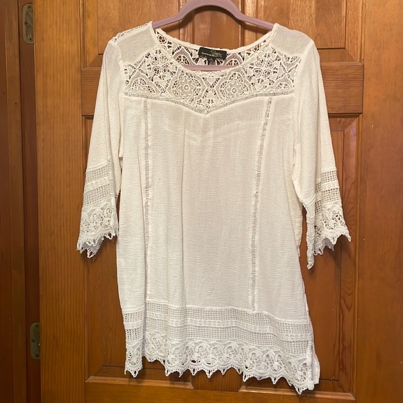 Beautiful white tunic with lace detail. Perfect for summer! - Picture 1 of 5